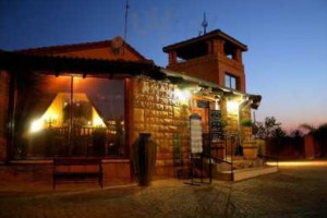 Casa Toscana Lodge Blou Hond Theatre Lesi Singing Waiter outside