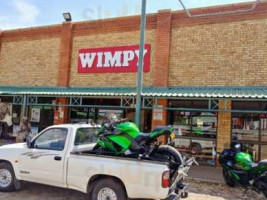 Wimpy Swartruggens outside