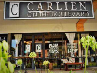 Carlien On The Boulevard